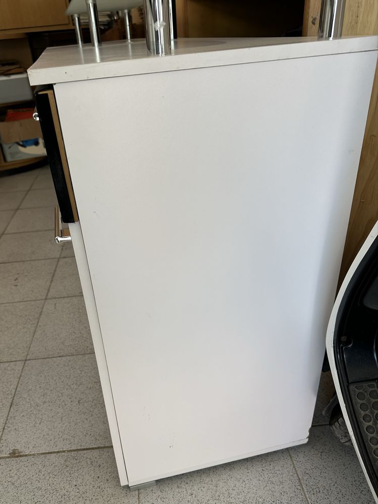 Móvel com portas e gavetas e prateleira em vidro