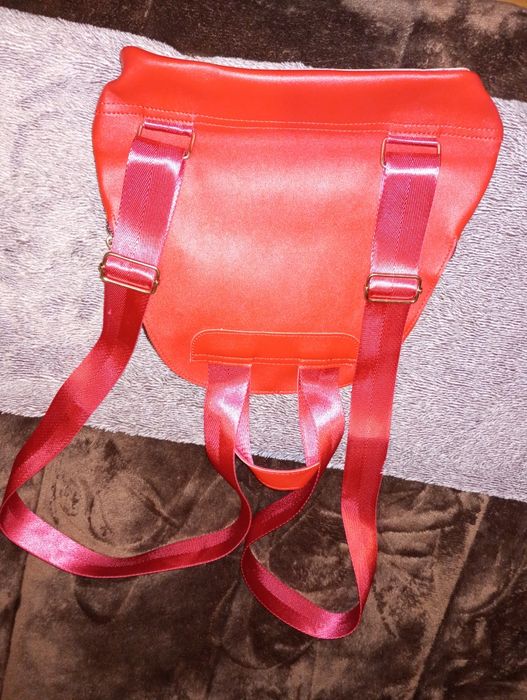 Carteira mochila vermelha ideal para o dia a dia