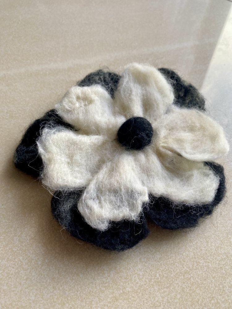 Duża broszka z wełny merynosów handmade