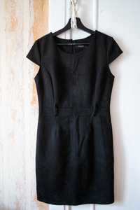 Czarna sukienka o dopasowanym kroju wykonana z zamszu (roz.L)