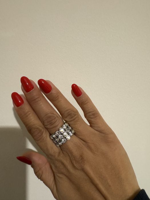 Pierscionek z cyrkoniami na gumke