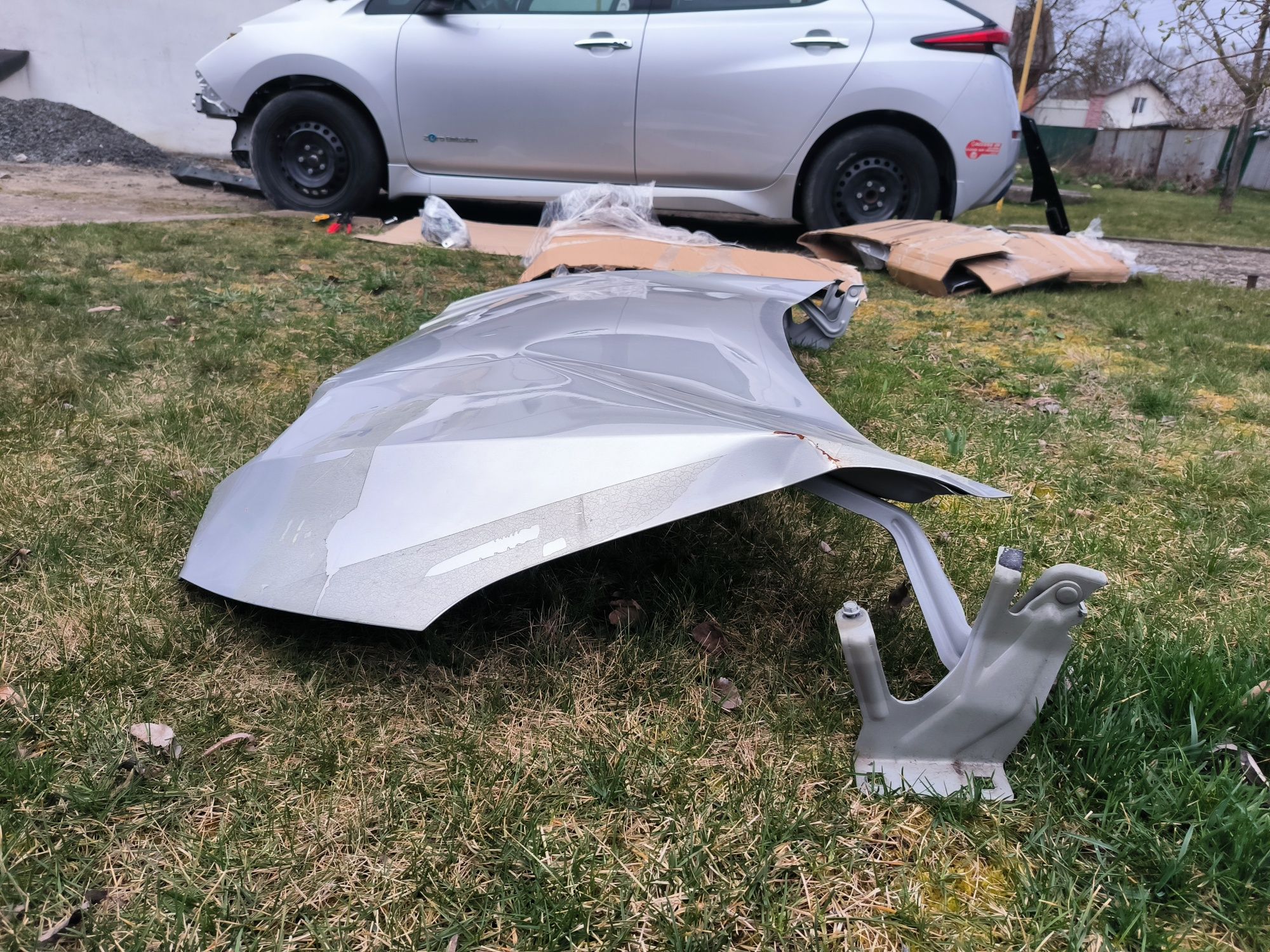 Nissan leaf капот