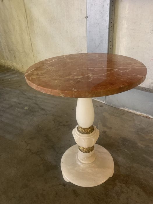 Столик мрамурний