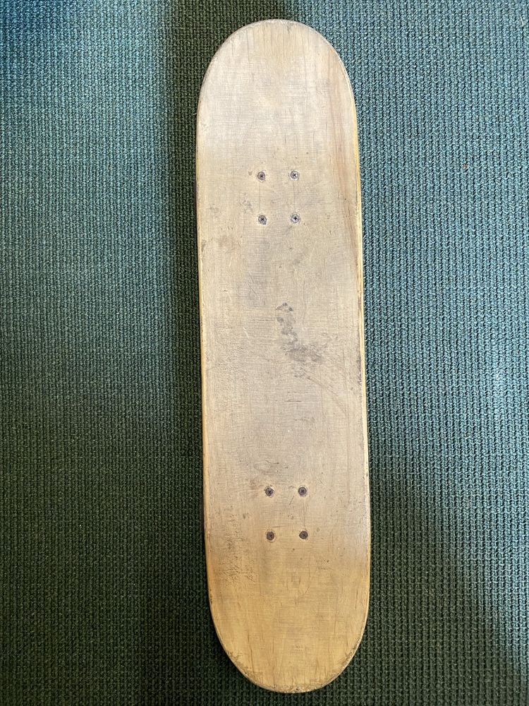 Skate com rodas de longboard