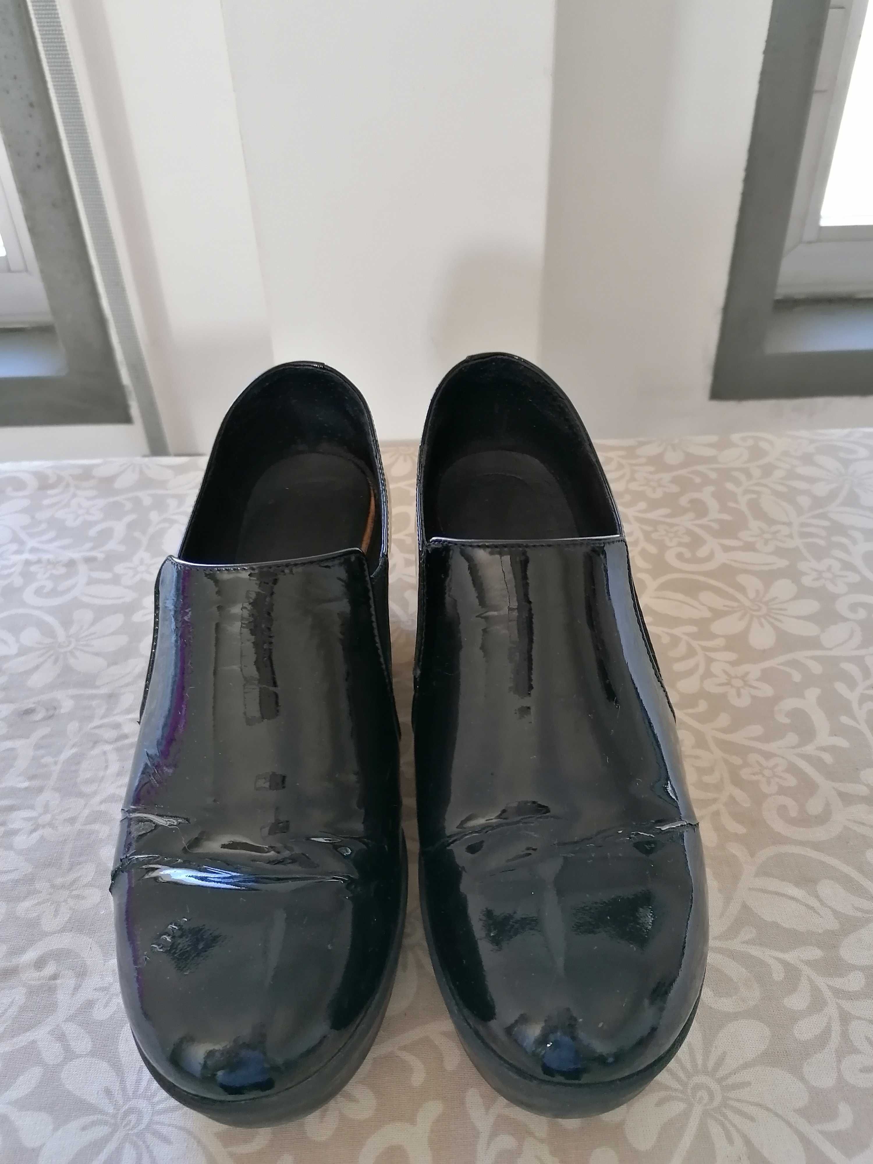 Vendo Sapatos de senhora muito bonitos como novos