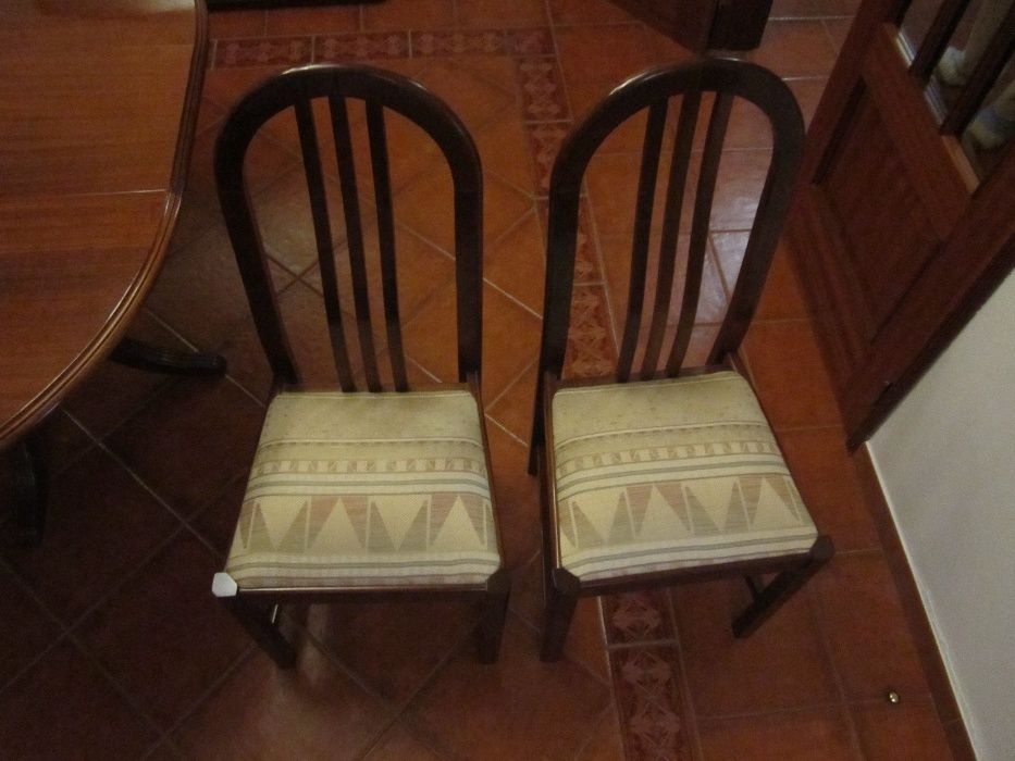 Mesa de sala e cadeiras