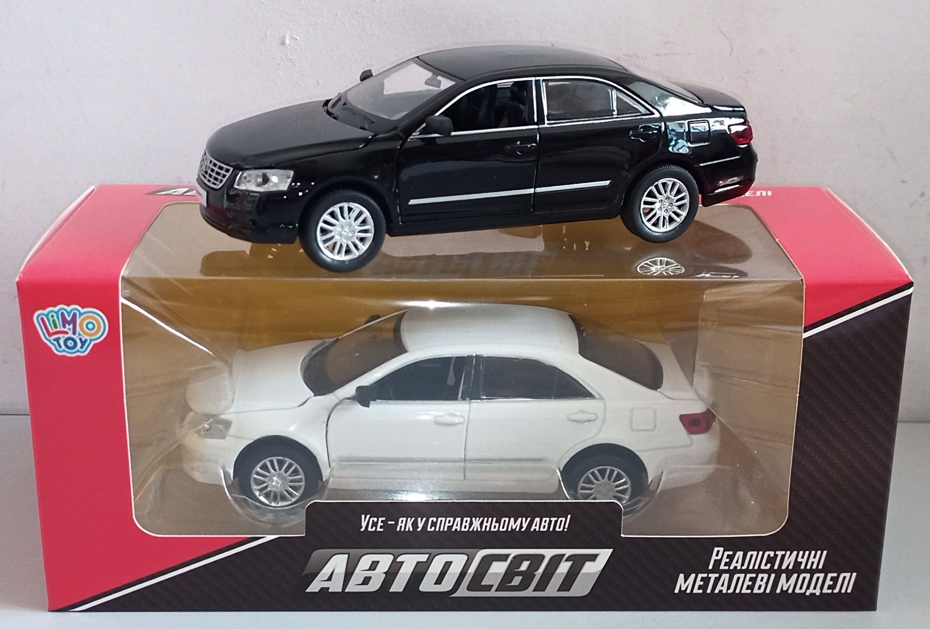 Машинка Toyota Camry модель 1:32 "АвтоСвіт". Металл, звук, свет.