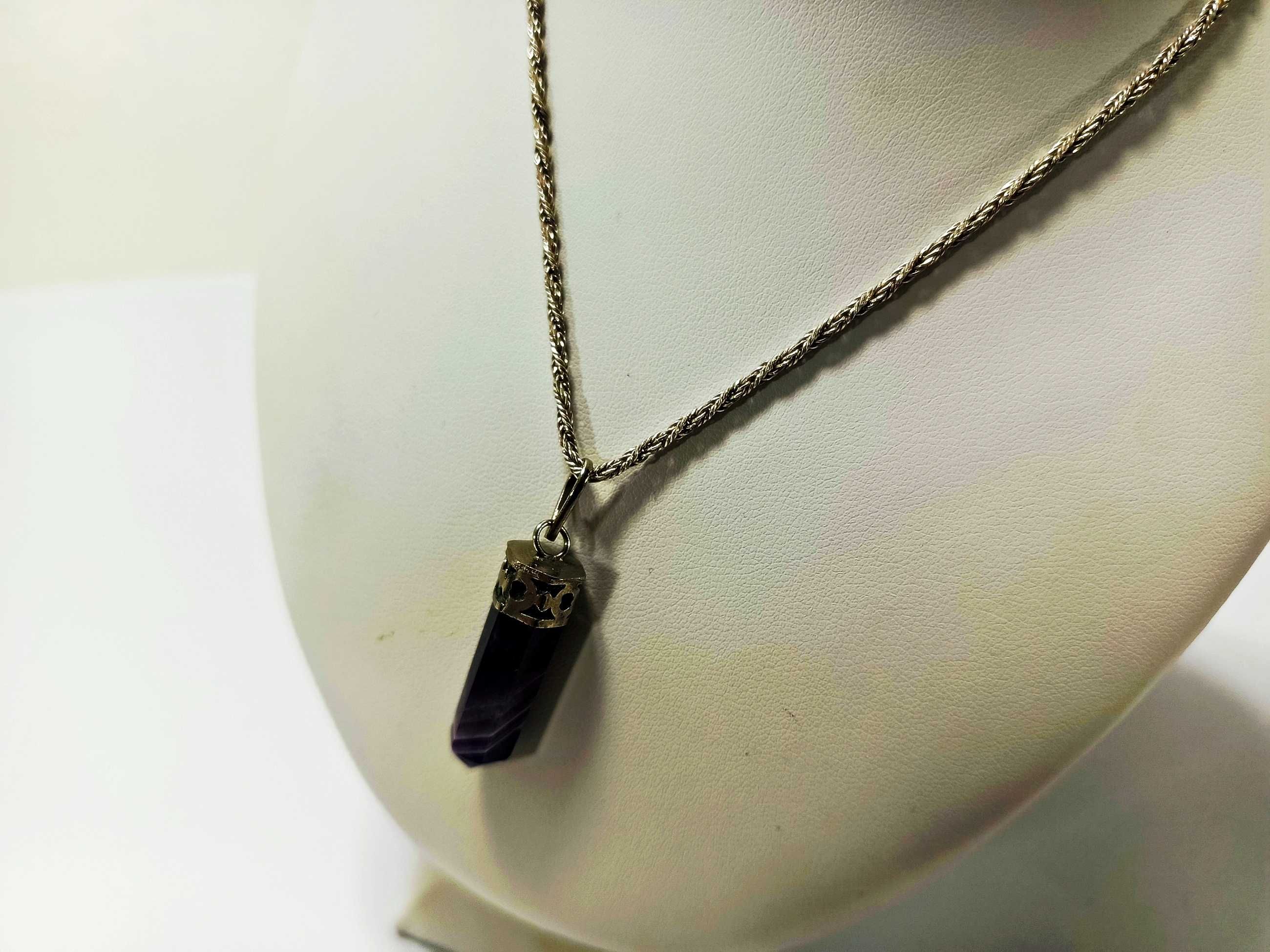 Srebrny łańcuszek z fioletową zawieszką 44 cm