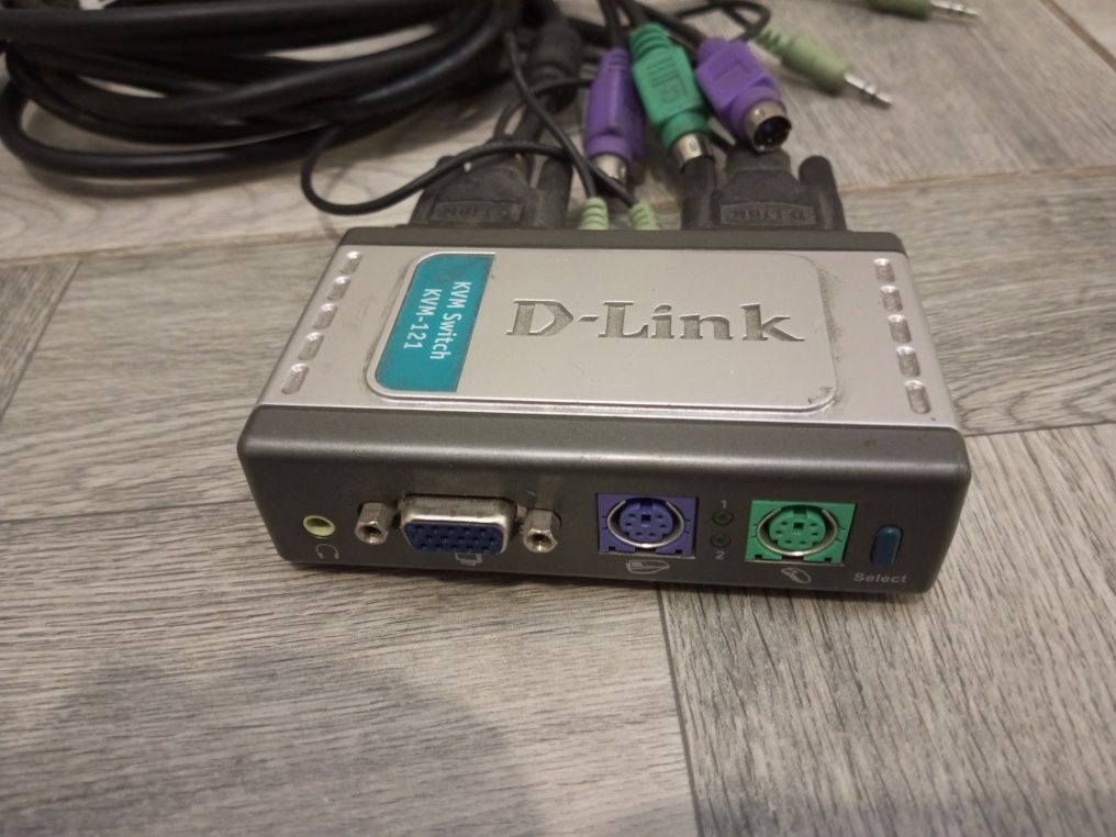 KVM-121 D-link (2-портовий перемикач з портами VGA, PS/2 та аудіо).