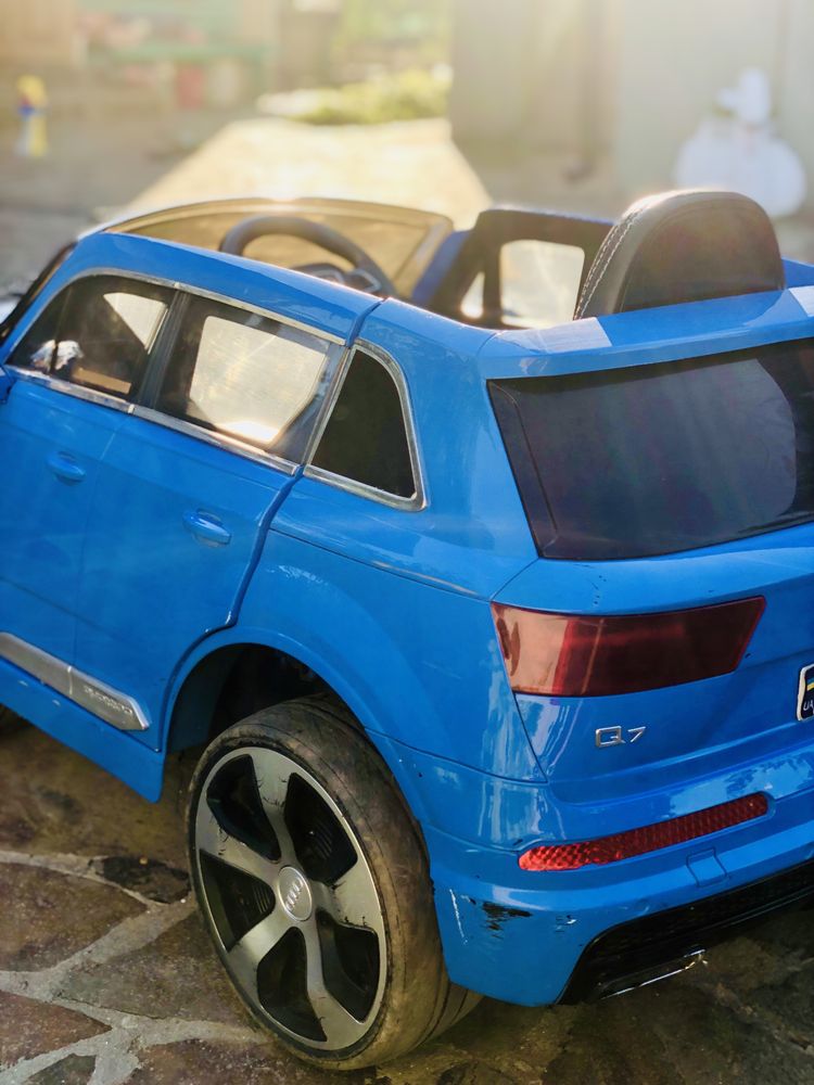 Дитячий електромобіль Audi Q 7