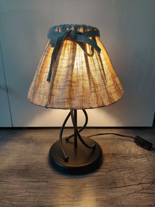 Lampka nocna styl prowansalski czarna metalowa ozdobna podstawa