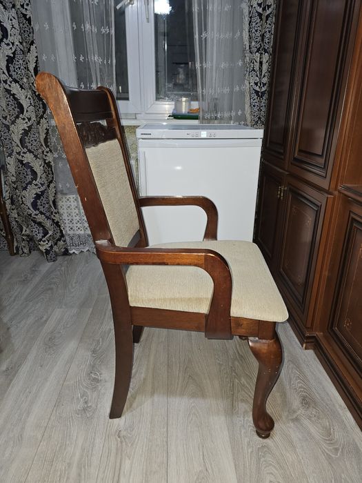 Дерев'яний обідній класичний стілець