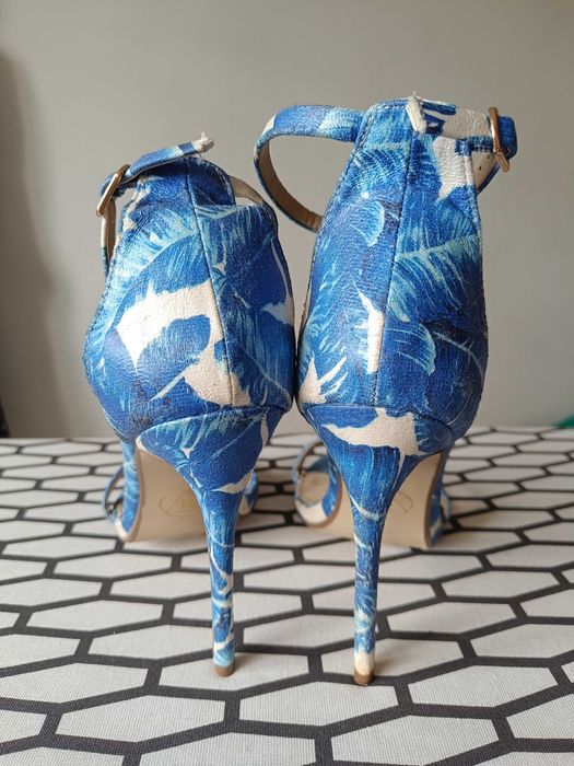 Sandałki niebiesko białe szpilka Missguided - 40