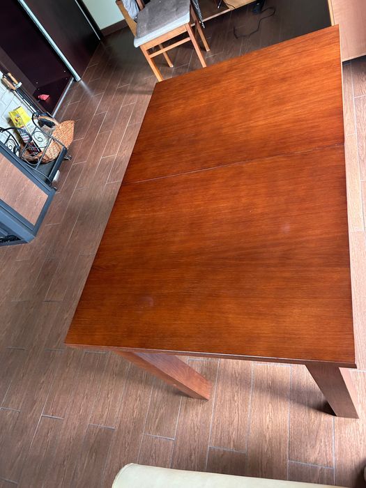 Drewniany stół do jadalni