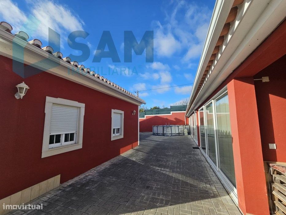 Moradia T4 com garagem e espaço exterior
