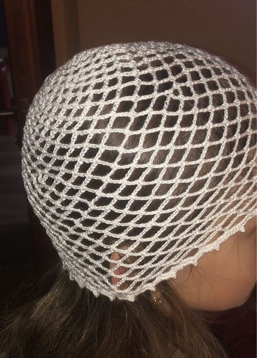 Шапка-сетка с цветком