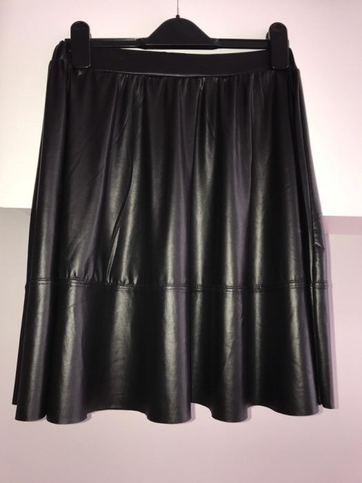 Czarna rozkloszowana spódnica z ceraty
