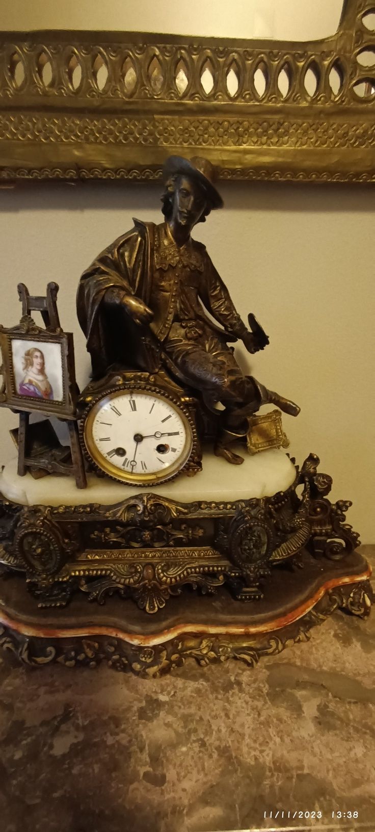 Relógios e estatuetas