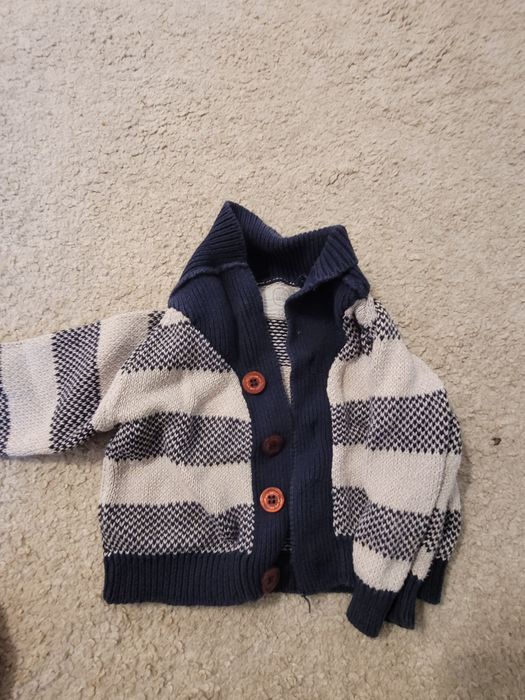 Piękny granatowy rozpinany sweterek