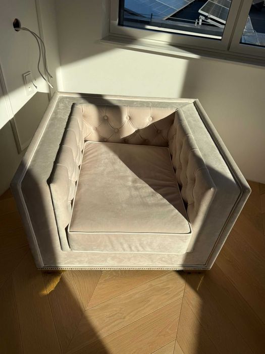 Stylowy fotel w jasnym kolorze – 500 zł  idealny do salonu