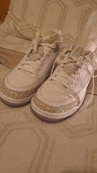 Nike Air Jordan com talão JDSports, sem caixa.