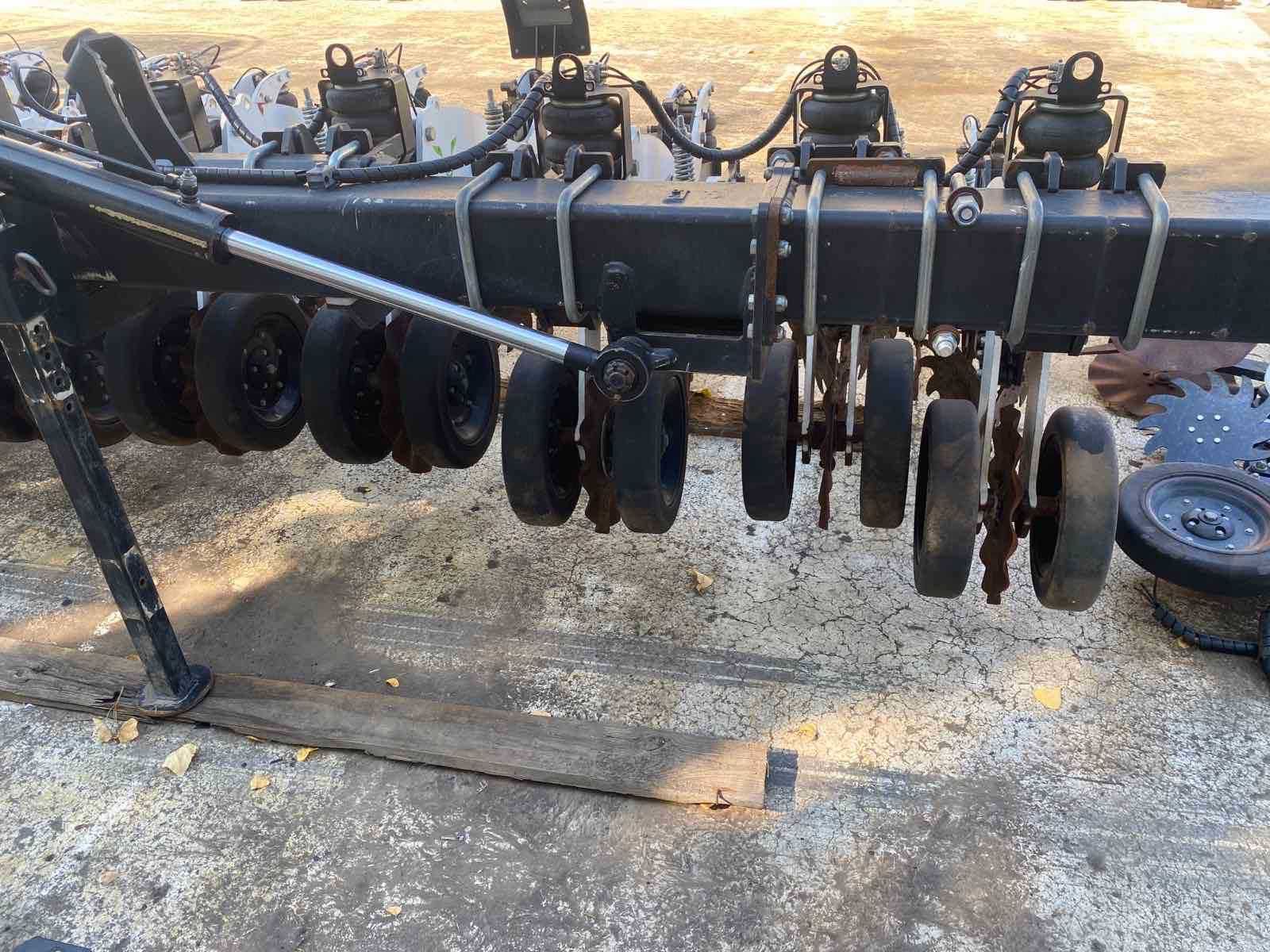Культиватор грунтообробний комплекс STRIPCAT по технології Strip-
Till