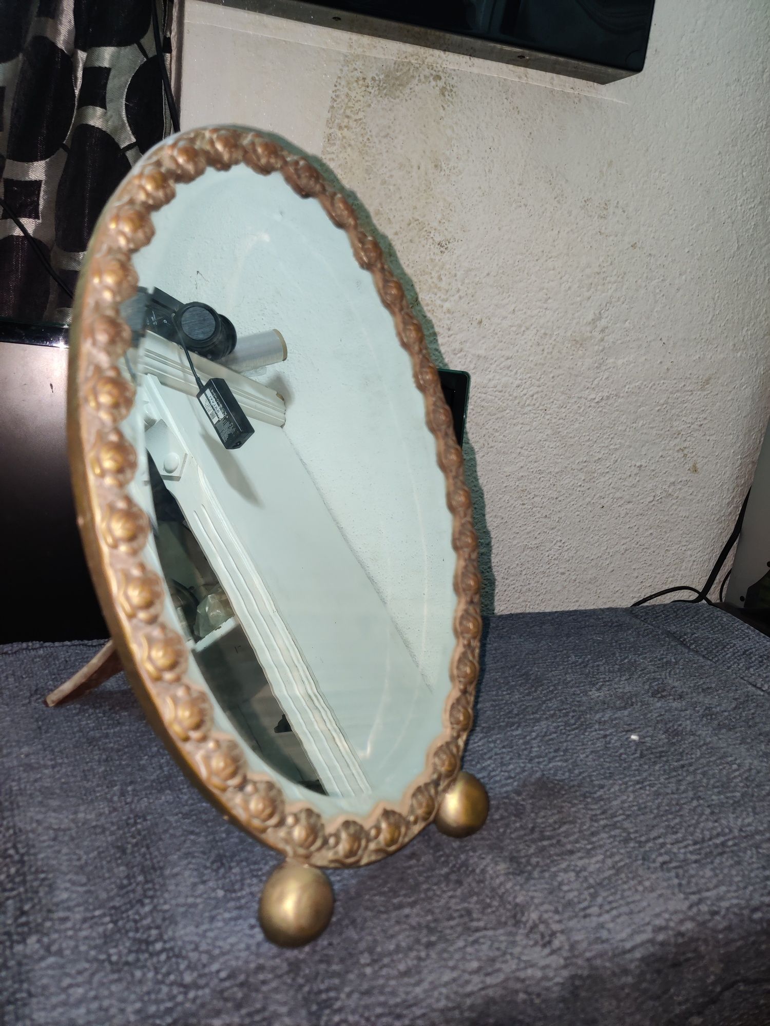 Espelho antigo estilo vintage em madeira e