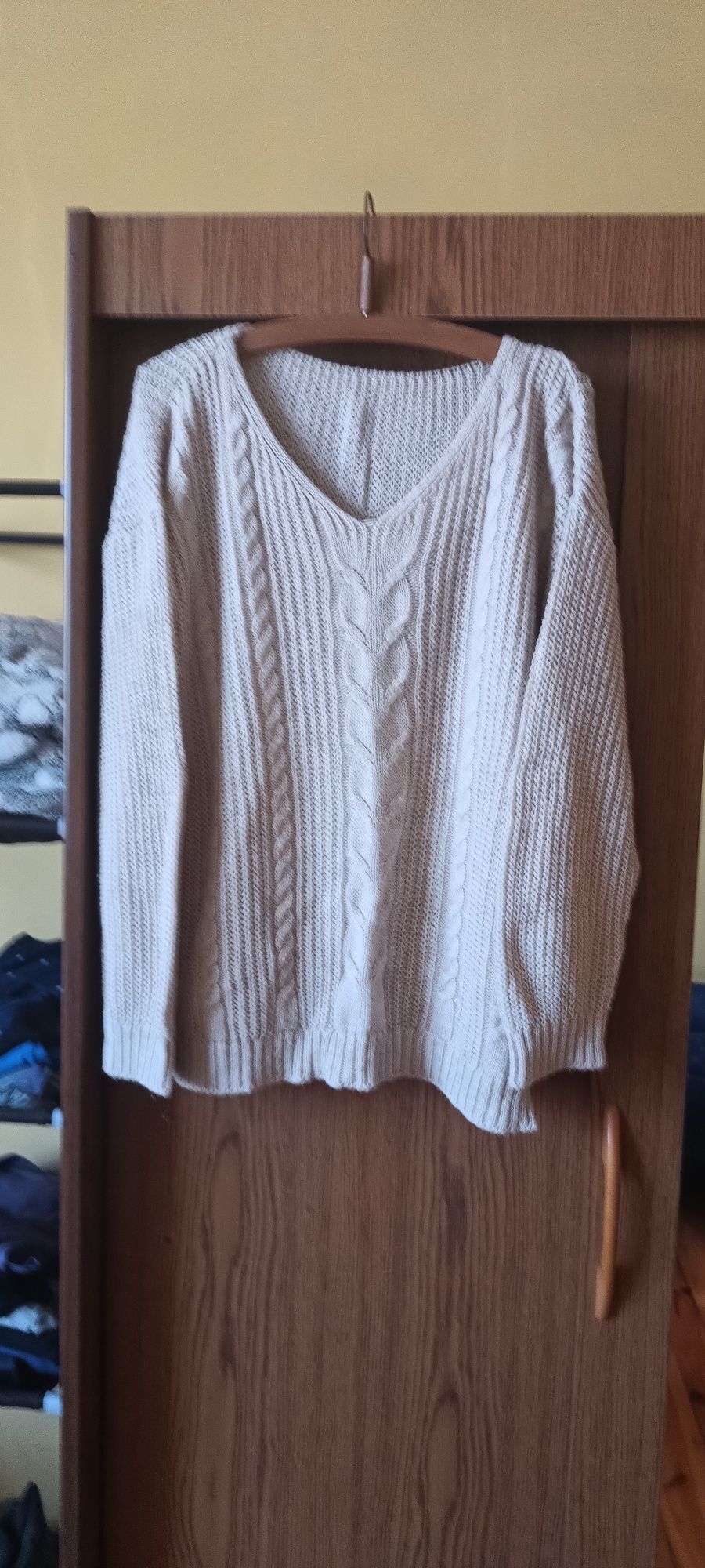 Sweter damski z długim rękawem.