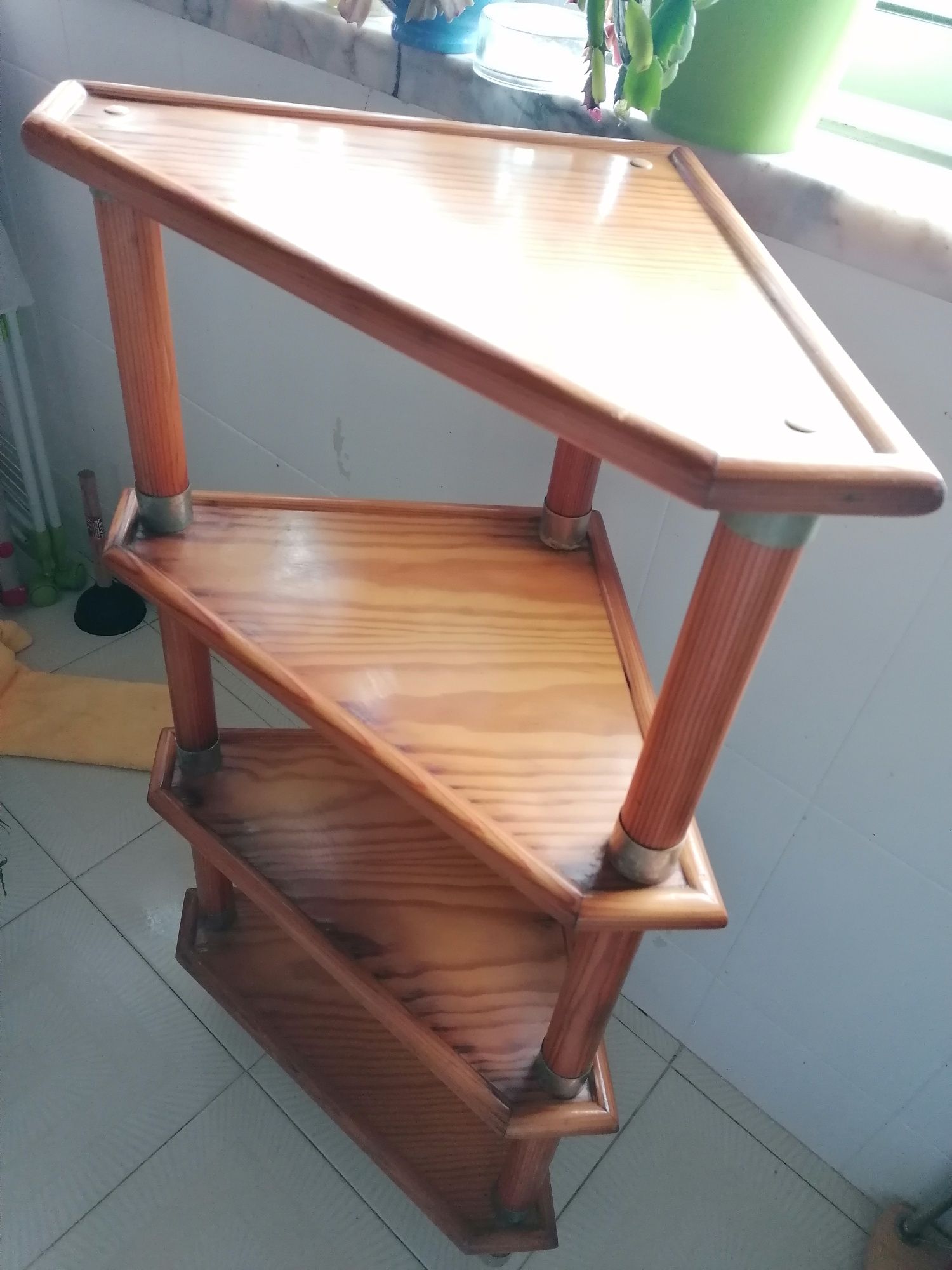 Móvel de canto em madeira