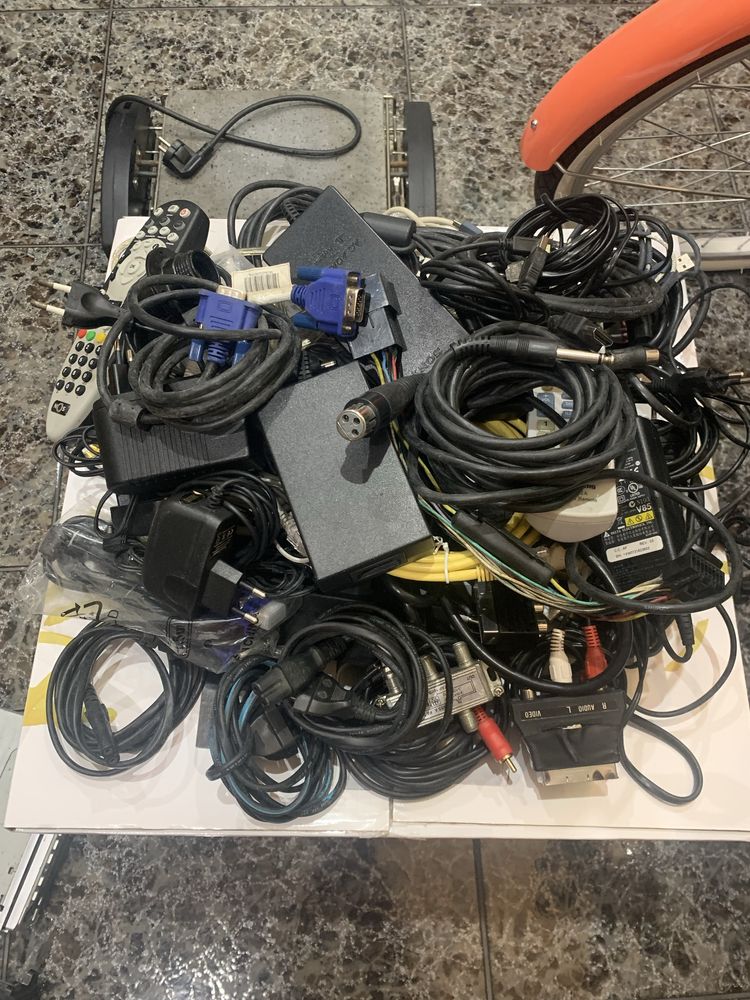 Varios cabos eletricos de computadores, comandos, carregadores etc….