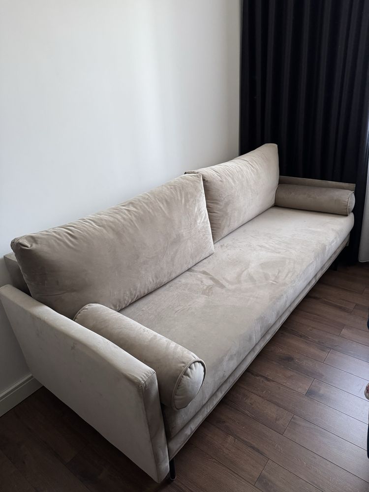 Sofa welurowa beżowa z funkcją spania jak Nowa