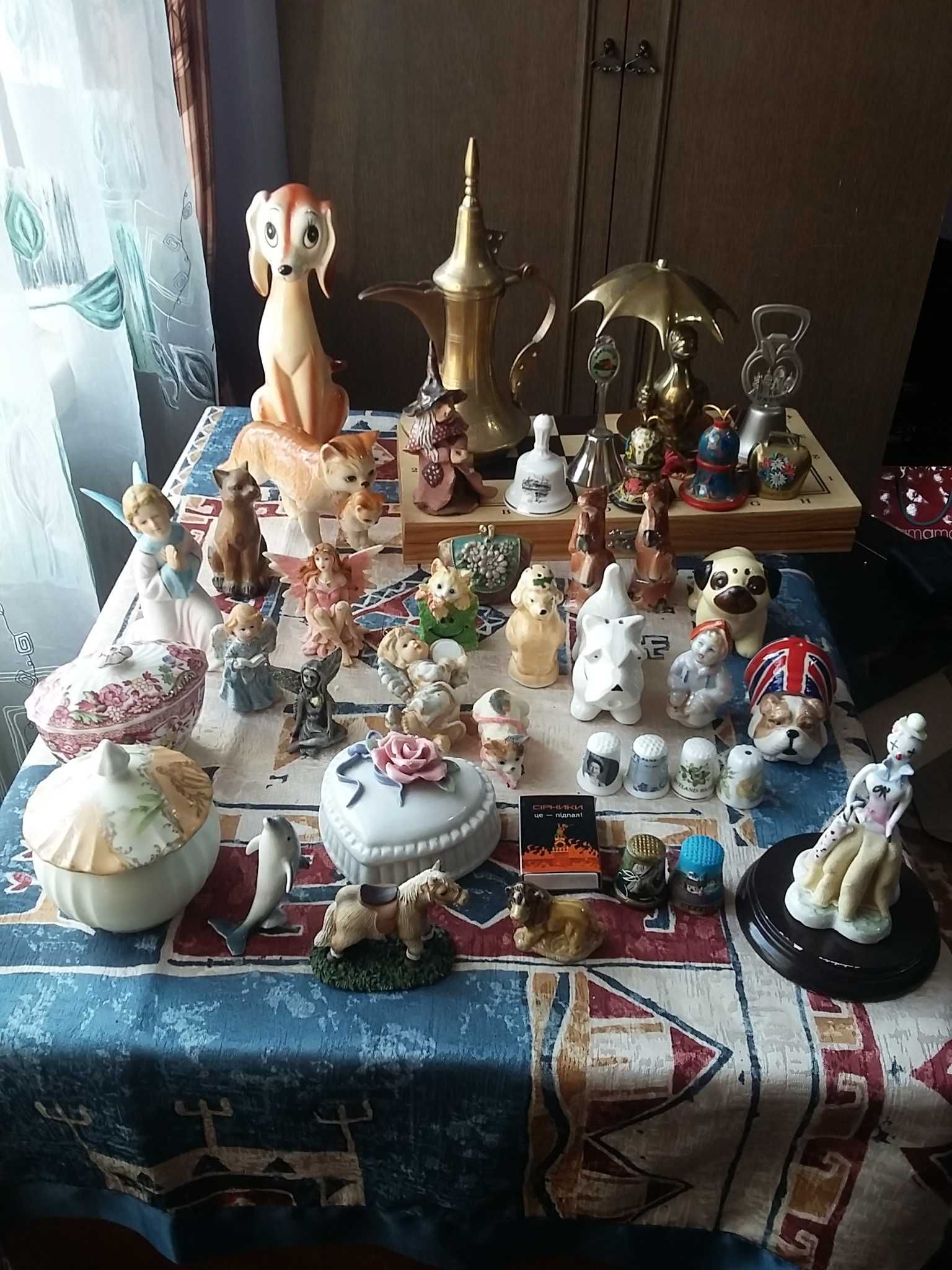 Различные сувениры из металла ,керамики и камня.