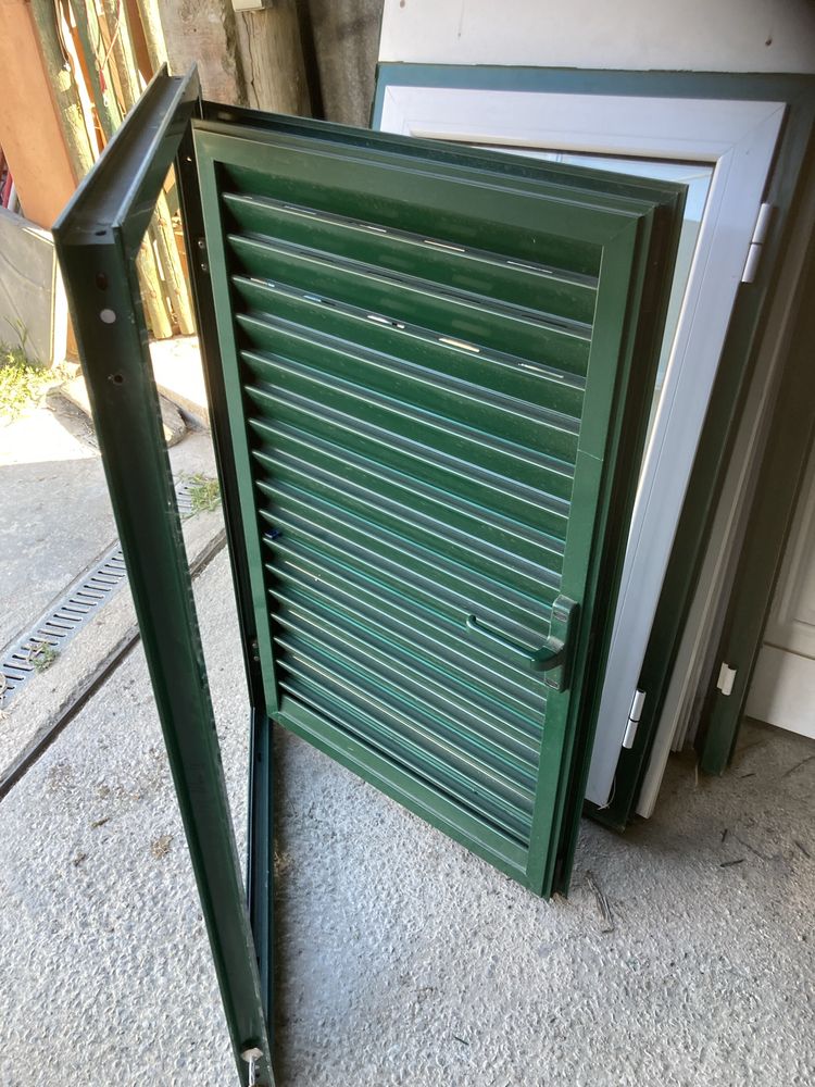 Janela de aluminio em bom estado com portada