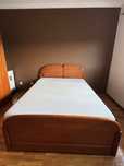 Cama de casal de madeira com estrado e colchão