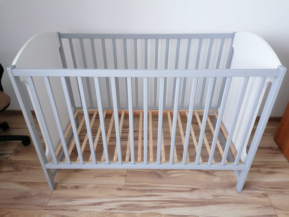 Łóżeczko dziecięce szaro/białe z żyrafą + materac.