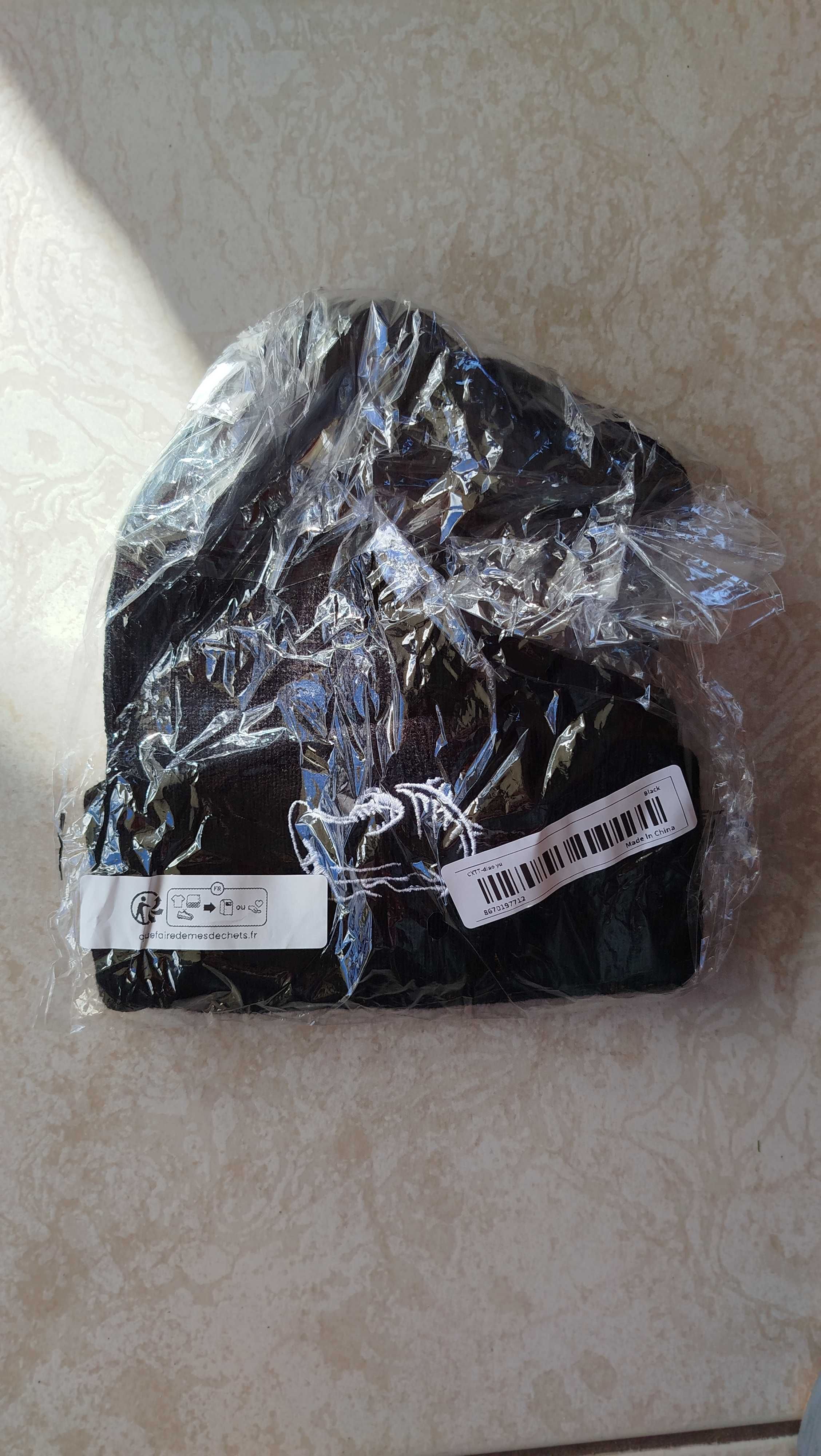 Gorros para a pesca motivos bordados preto e rosa