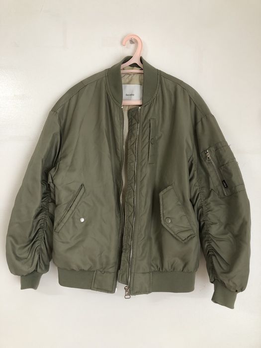 Vendo diversas peças de roupa e um bolsa