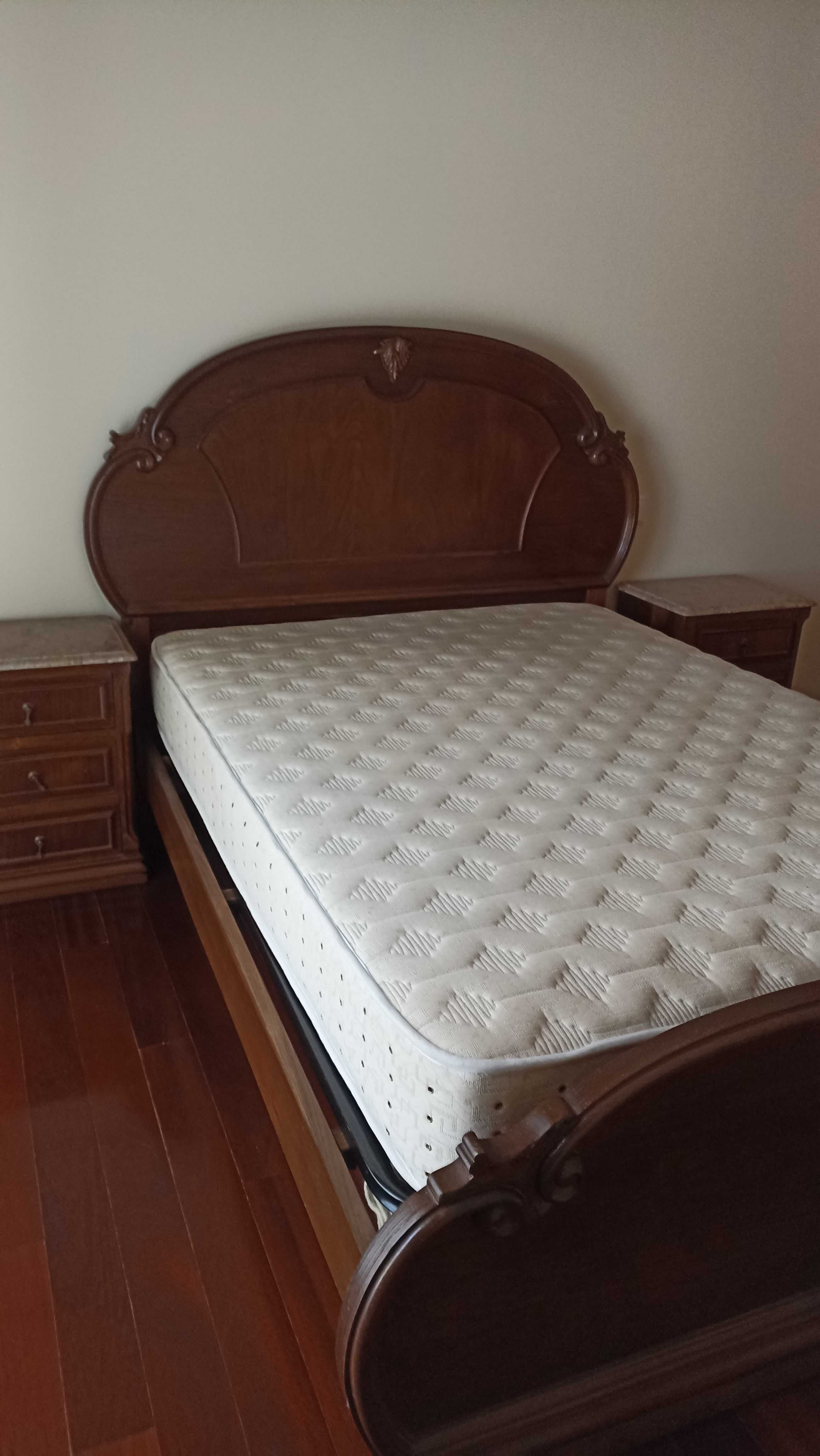 Cama de Casal com estrado, colchão e mesinhas