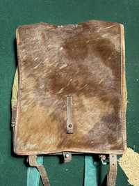 Zabytkowy plecak wojskowy ze skórą dzika