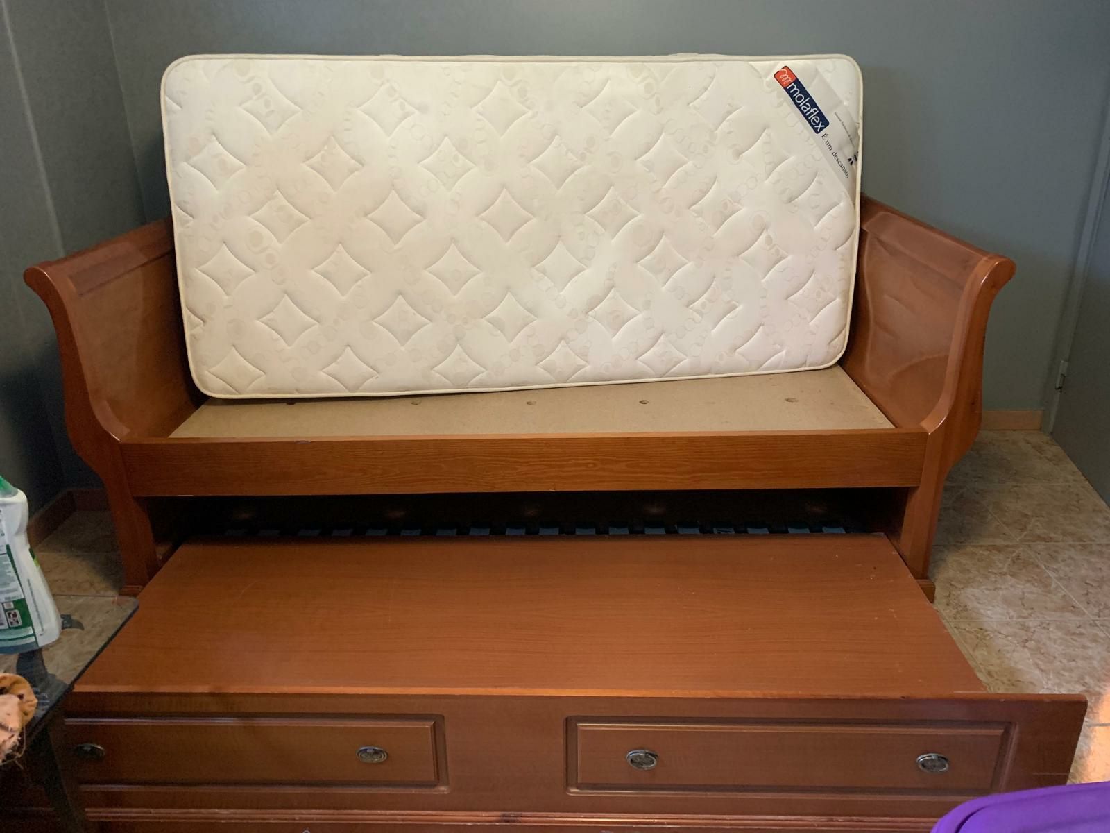 Vendo cama de solteiro, com colchão com gavetao que dá para arrumos ou
