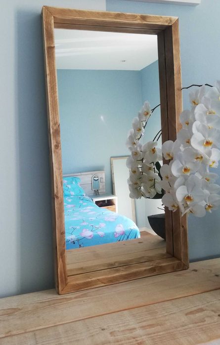 Lustro w drewnianej ramie