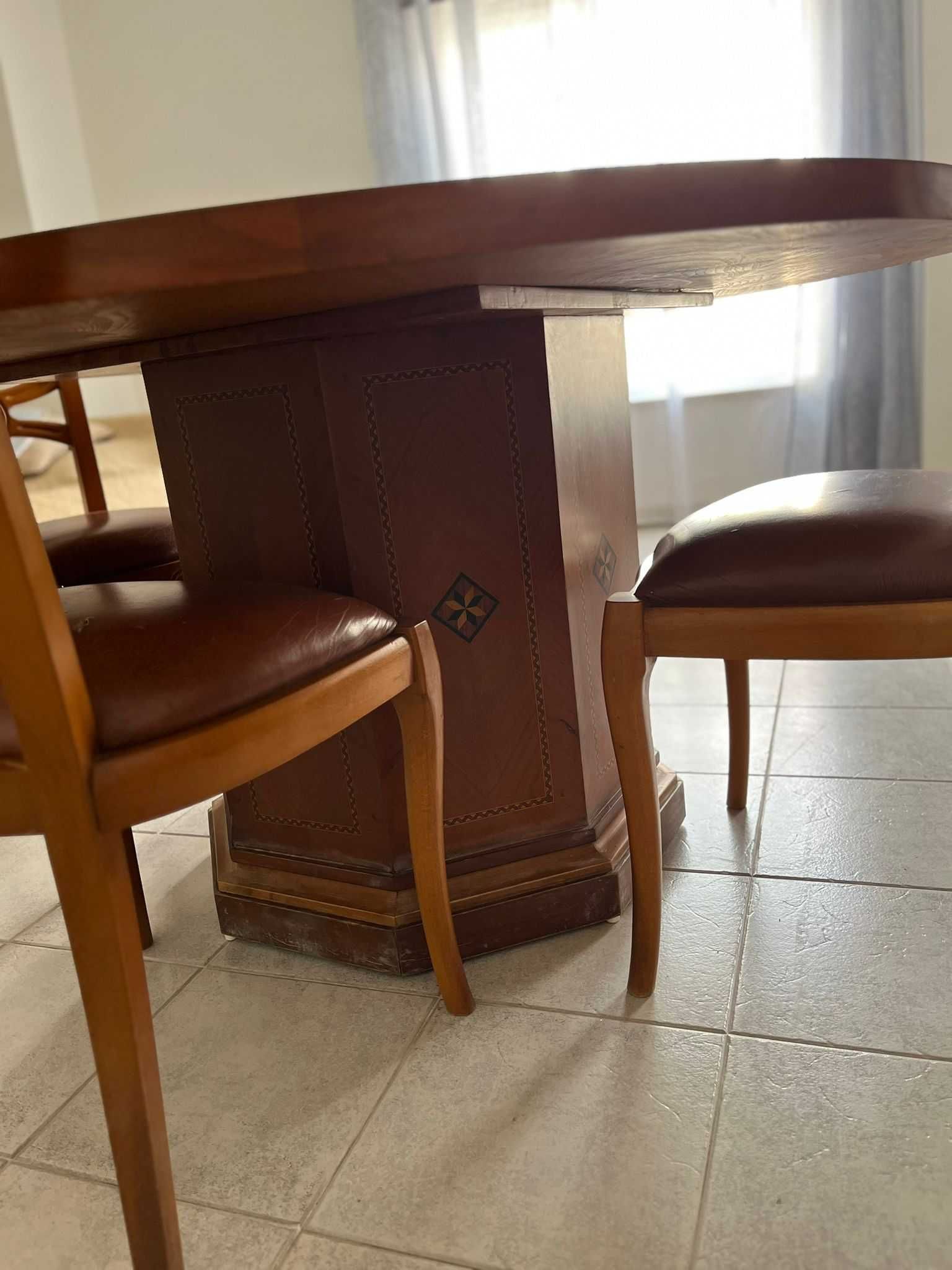 Mesa sala de jantar redonda com cadeiras