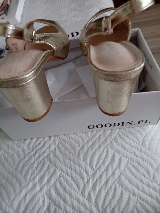 Buty na obcasie kolor zloty