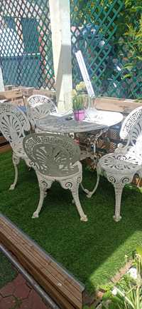 Mesa de jardim com 4 cadeiras em alumínio trabalhado cor branca.