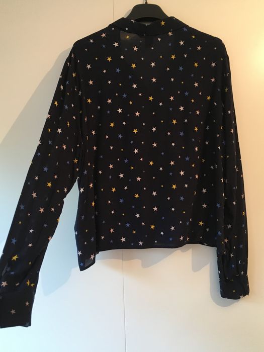 Camisa azul com estrelas