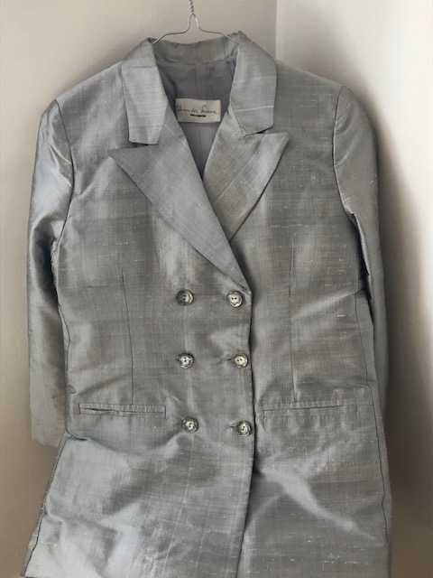 Blazer de senhora em seda de cor prateada, com discreto brilho