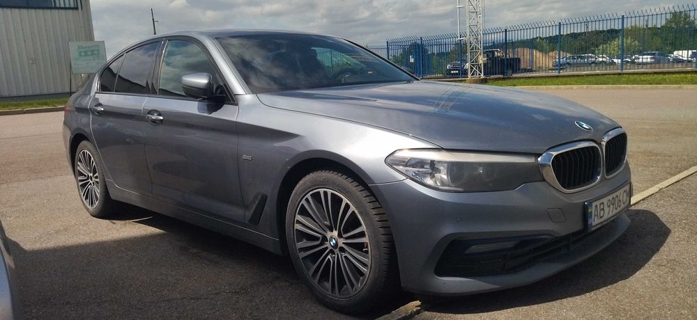 Компанія розпродує авто