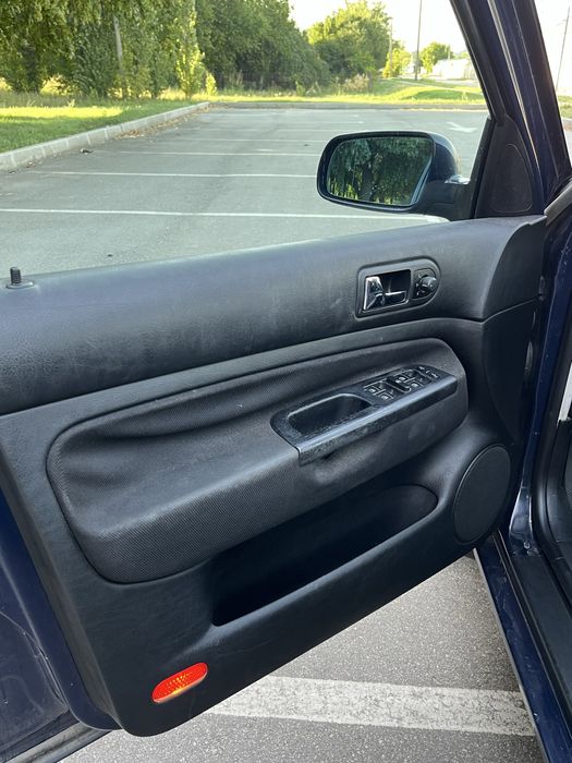 Volkswagen Golf 4 2000 автомат Синього Кольору