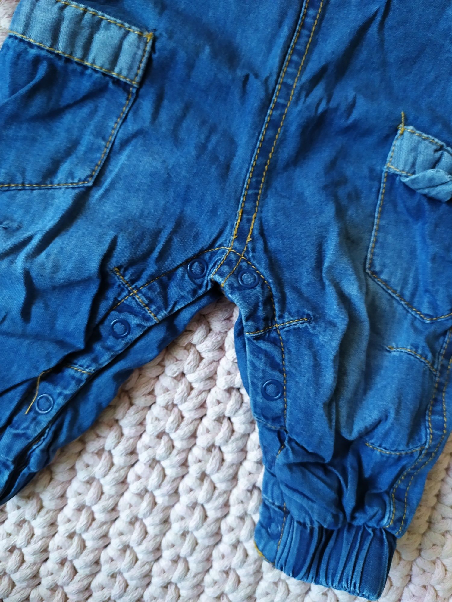 Spodnie kombinezon jeansowe niemowlęce ogrodniczki 62 Topomini