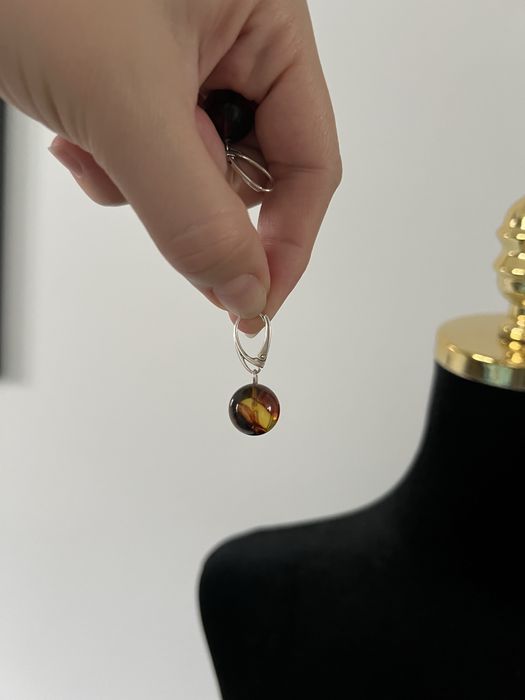 Srebrne, brązowe wiszące kolczyki, bursztyn, kulka